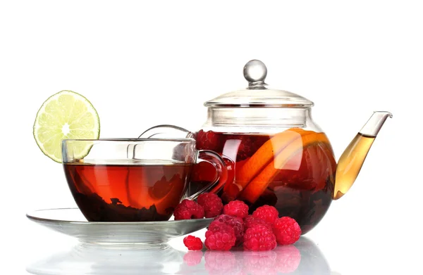黑色水果茶在玻璃茶壶和杯子上白色隔离 — 图库照片