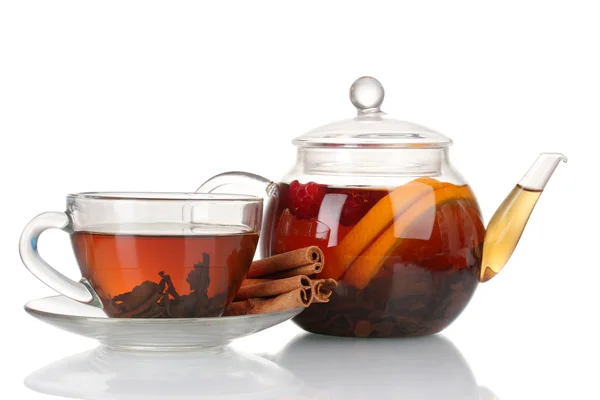 Bule de vidro e xícara com chá preto de laranja, canela isolada em branco — Fotografia de Stock
