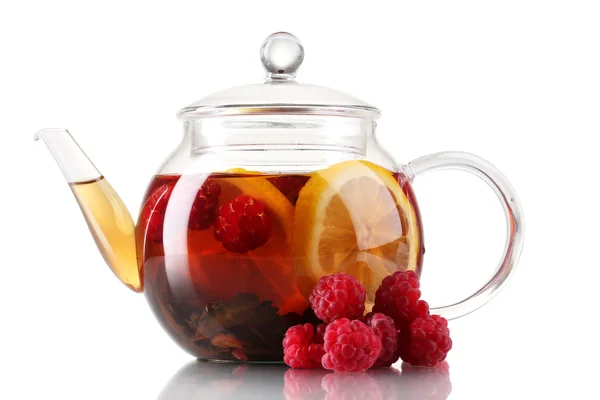 Chá de frutas pretas de vidro em bule de vidro isolado em branco — Fotografia de Stock