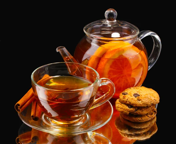 Bule de vidro e xícara com chá de frutas pretas e biscoitos isolados em branco — Fotografia de Stock