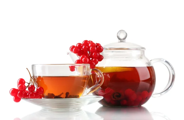 Bule de vidro e xícara com chá viburnum preto isolado em branco — Fotografia de Stock