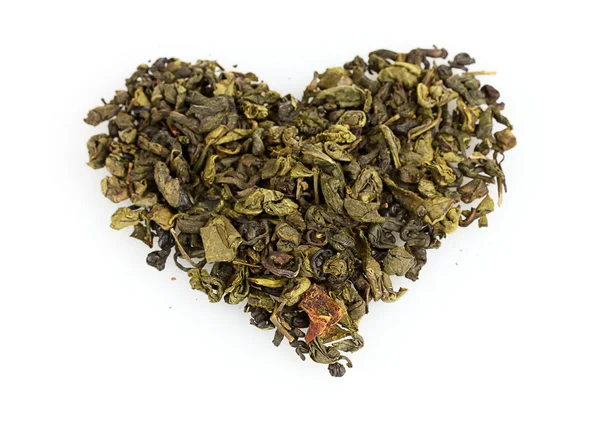 Πράσινο τσάι ξηρό σχήμα καρδιάς που απομονώνονται σε λευκό — Φωτογραφία Αρχείου