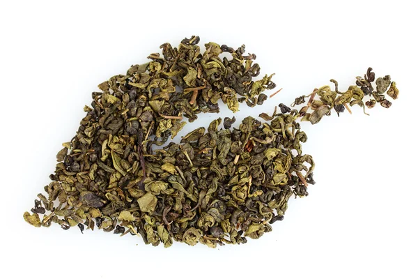 Forma de folha de chá seco verde isolado no branco — Fotografia de Stock