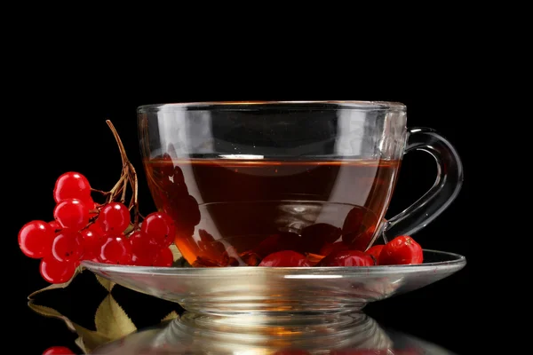 黒に分離されたカップでガラス ガマズミ属の木黒茶 — ストック写真
