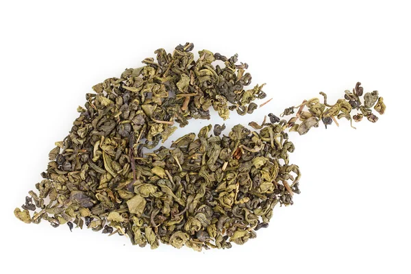 Grüne, trockene Teeblattform isoliert auf weiß — Stockfoto