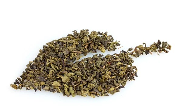 Forma de folha de chá seco verde isolado no branco — Fotografia de Stock