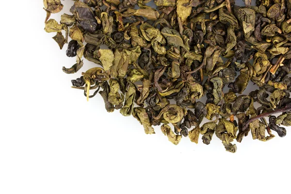 白で隔離される乾燥した緑茶 — ストック写真