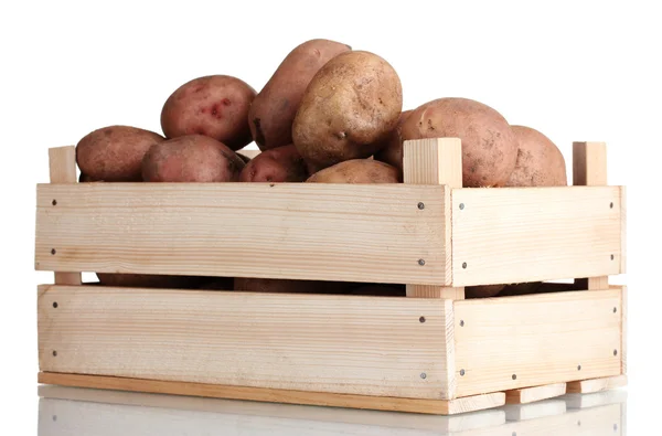 Batatas cruas em uma caixa de madeira isolada em branco — Fotografia de Stock