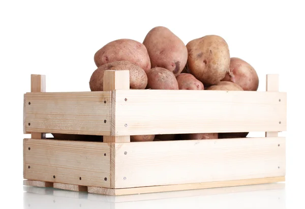 Syrové brambory v dřevěné krabici, izolované na bílém — Stock fotografie