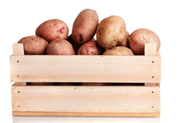 Pommes de terre crues dans une boîte en bois isolée sur blanc — Photo