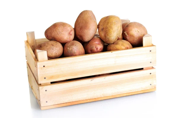 生のジャガイモを白で隔離される木製の箱 — ストック写真