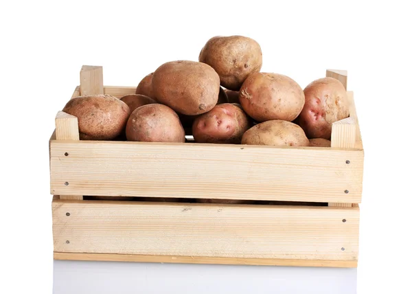 Rohe Kartoffeln in einer Holzkiste isoliert auf weiß — Stockfoto