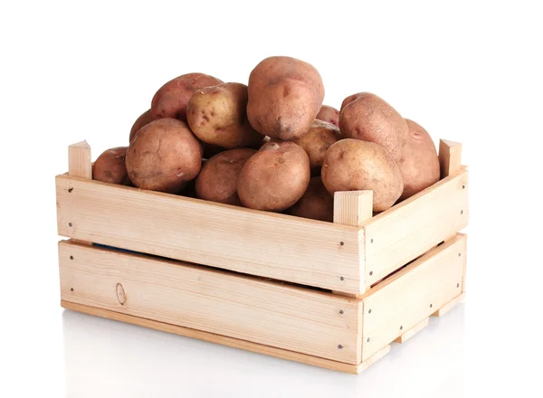 Πρώτων πατάτες σε ένα ξύλινο κουτί που απομονώνονται σε λευκό — Φωτογραφία Αρχείου