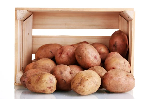 Сира картопля в дерев'яній коробці ізольована на білому — стокове фото