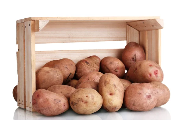 Batatas cruas em uma caixa de madeira isolada em branco — Fotografia de Stock