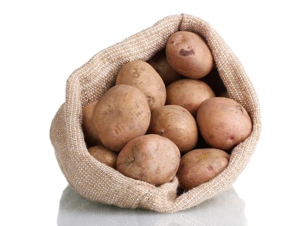 Φρέσκιες πατάτες στην τσάντα απομονωθεί σε λευκό — Φωτογραφία Αρχείου