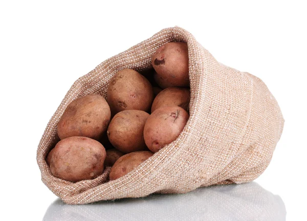 Φρέσκιες πατάτες στην τσάντα απομονωθεί σε λευκό — Φωτογραφία Αρχείου
