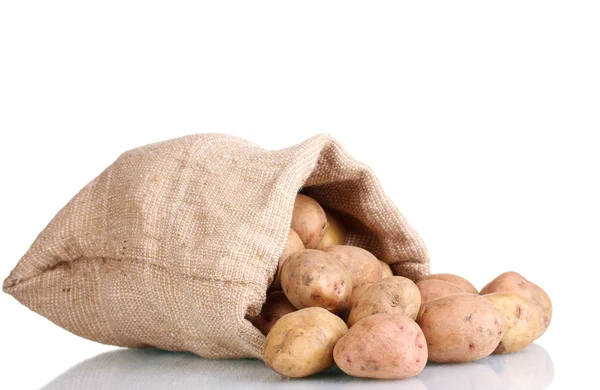 新鲜马铃薯在袋子上白色隔离 — 图库照片
