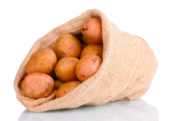 Batatas frescas no saco isoladas em branco — Fotografia de Stock