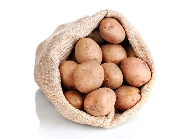 新鲜马铃薯在袋子上白色隔离 — 图库照片