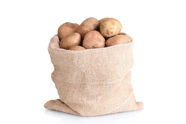 Свіжа картопля в сумці ізольована на білому — стокове фото