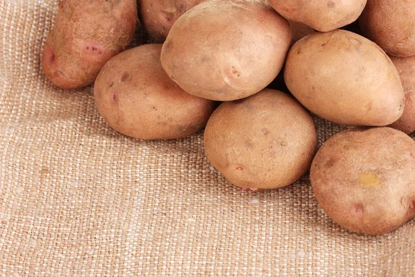 Patatas frescas en primer plano arpillera — Foto de Stock