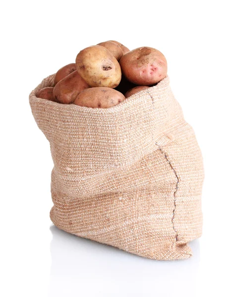 Świeże ziemniaki w torbie na białym tle — Zdjęcie stockowe
