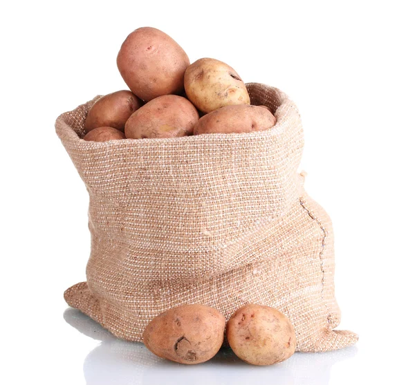 Batatas frescas no saco isoladas em branco — Fotografia de Stock
