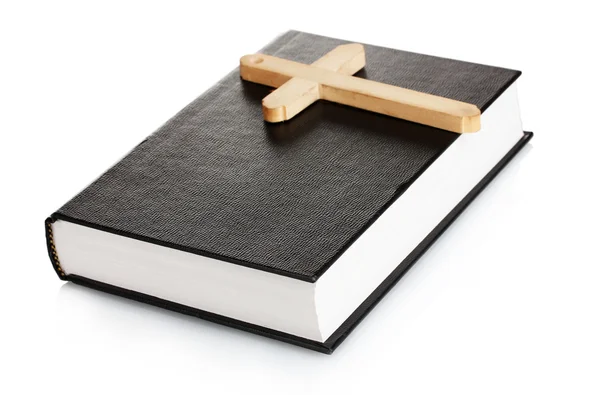 圣经 》 和孤立在白色的木制十字架 — 图库照片