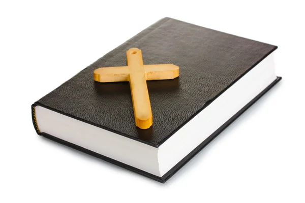Bibeln och träkors isolerad på vit — Stockfoto