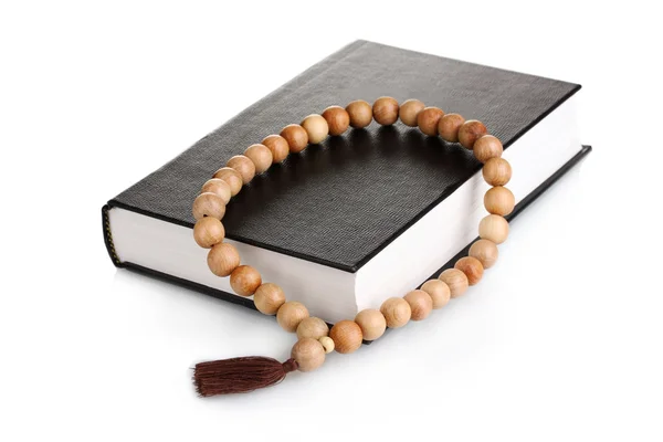 Bibbia e rosario in legno isolato su bianco — Foto Stock