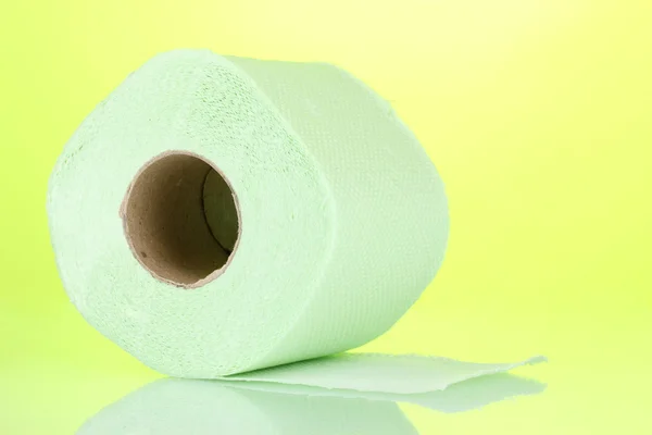 Rolo verde de papel higiênico no fundo verde — Fotografia de Stock