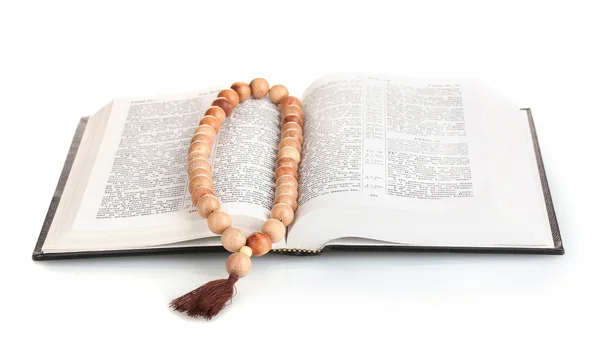 Biblia rusa y rosario de madera aislado en blanco — Foto de Stock