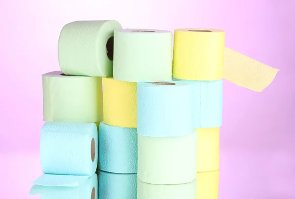 Яркие рулоны туалетной бумаги на розовом фоне — стоковое фото