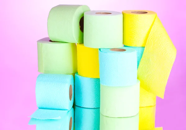 Rollos brillantes de papel higiénico sobre fondo rosa —  Fotos de Stock