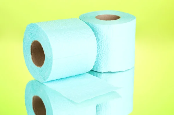 Rollos azules de papel higiénico sobre fondo verde — Foto de Stock