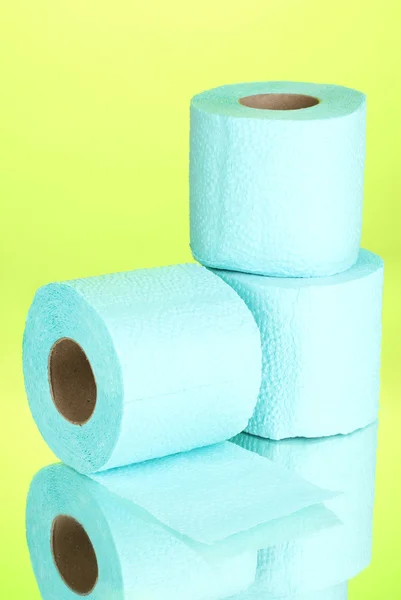 Rollos azules de papel higiénico sobre fondo verde —  Fotos de Stock