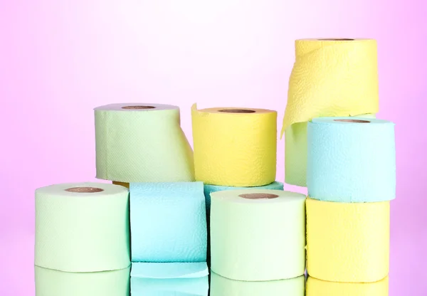 Rollos brillantes de papel higiénico sobre fondo rosa —  Fotos de Stock
