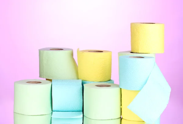 Rollos brillantes de papel higiénico sobre fondo rosa — Foto de Stock