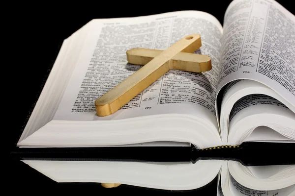 Bible russe et croix en bois sur fond noir — Photo