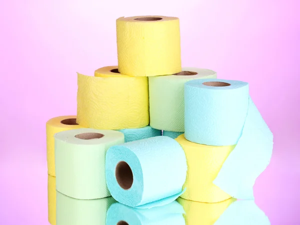 Jasné role toaletního papíru na růžovém pozadí — Stock fotografie