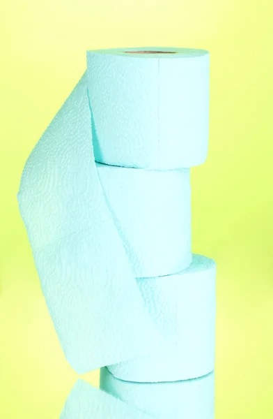 Rotoli blu di carta igienica su sfondo verde — Foto Stock
