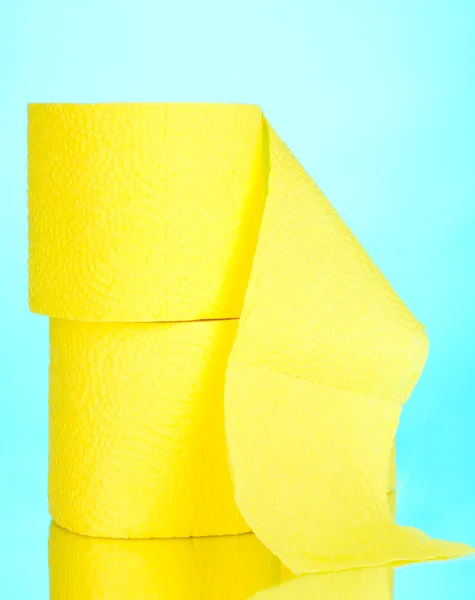 Iki sarı tuvalet kağıdı mavi zemin üzerine alır. — Stok fotoğraf