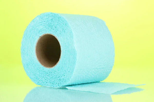 Rolo azul de papel higiênico no fundo verde — Fotografia de Stock