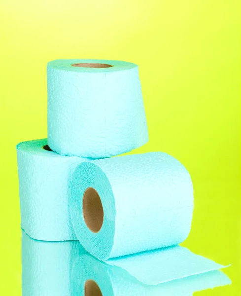 Blauwe rollen wc-papier op groene achtergrond — Stockfoto