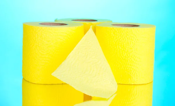 Rollos amarillos de papel higiénico sobre fondo azul — Foto de Stock