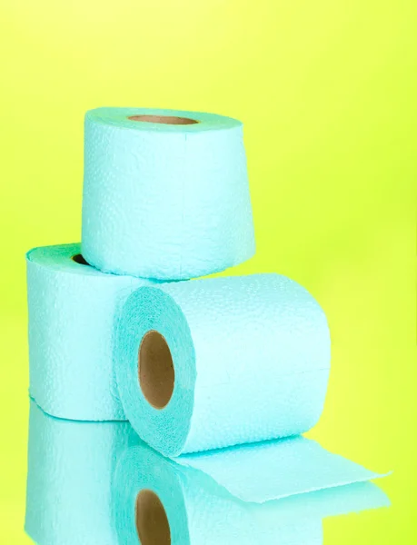 Rotoli blu di carta igienica su sfondo verde — Foto Stock
