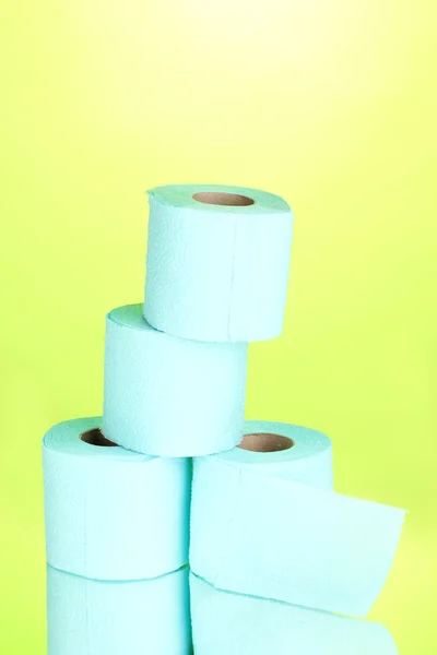 Rolos azuis de papel higiénico sobre fundo verde — Fotografia de Stock