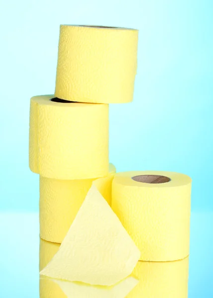 Gelbe Rollen Toilettenpapier auf blauem Hintergrund — Stockfoto