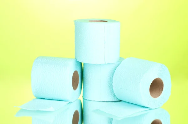 Niebieskie rolki papieru toaletowego na zielonym tle — Zdjęcie stockowe